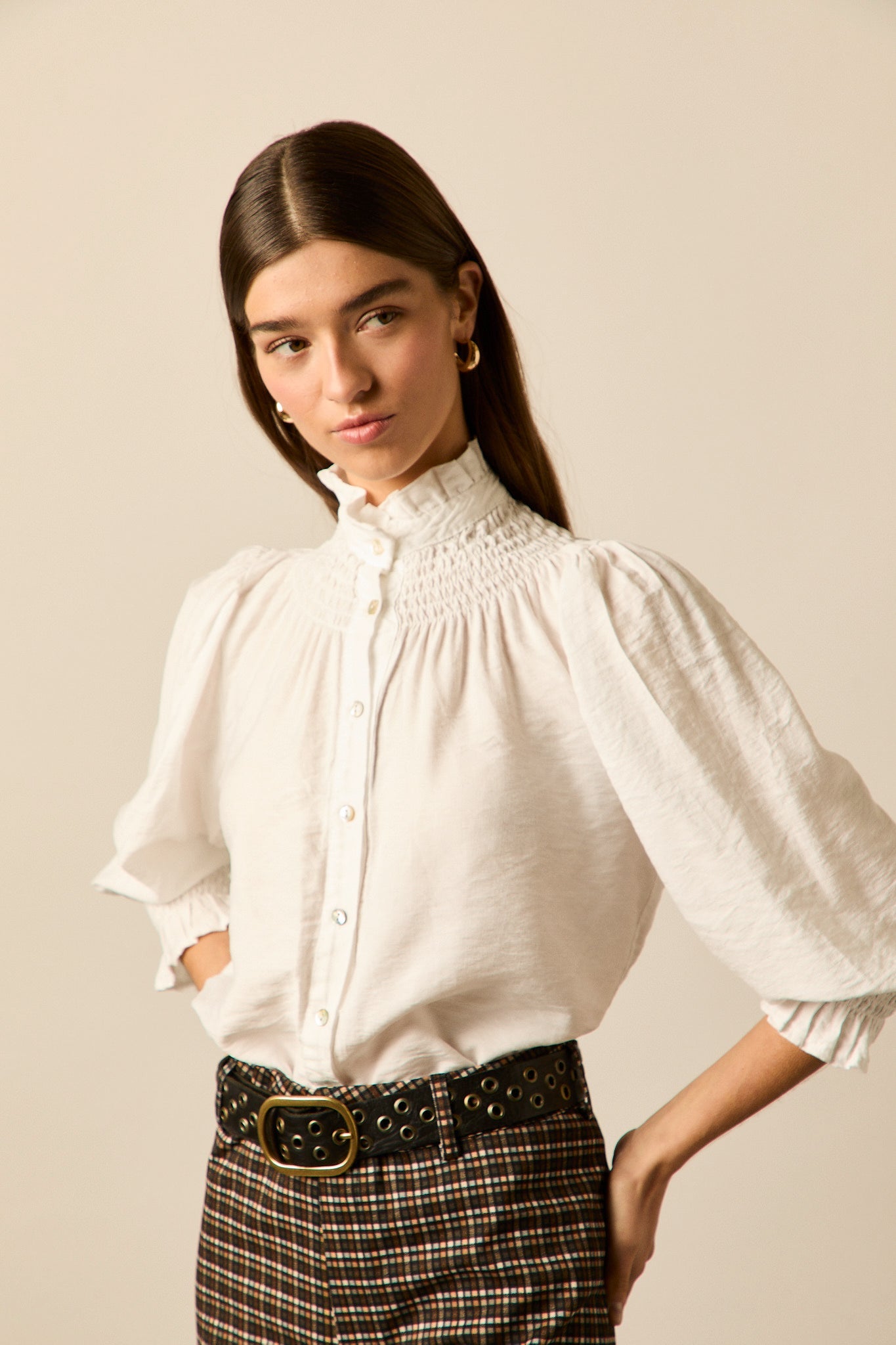 Blusa cuello volantes blanca