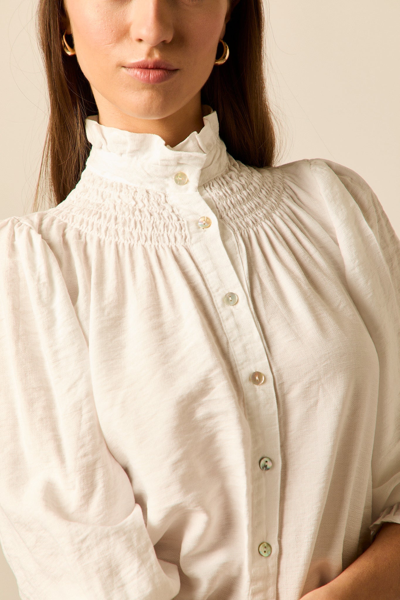 Blusa cuello volantes blanca