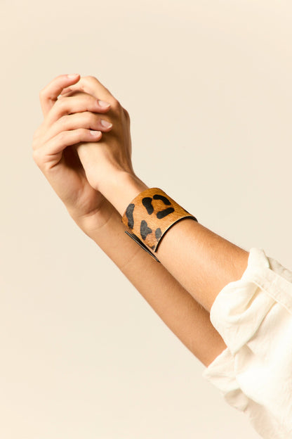 Brazalete étnico de piel print leopardo