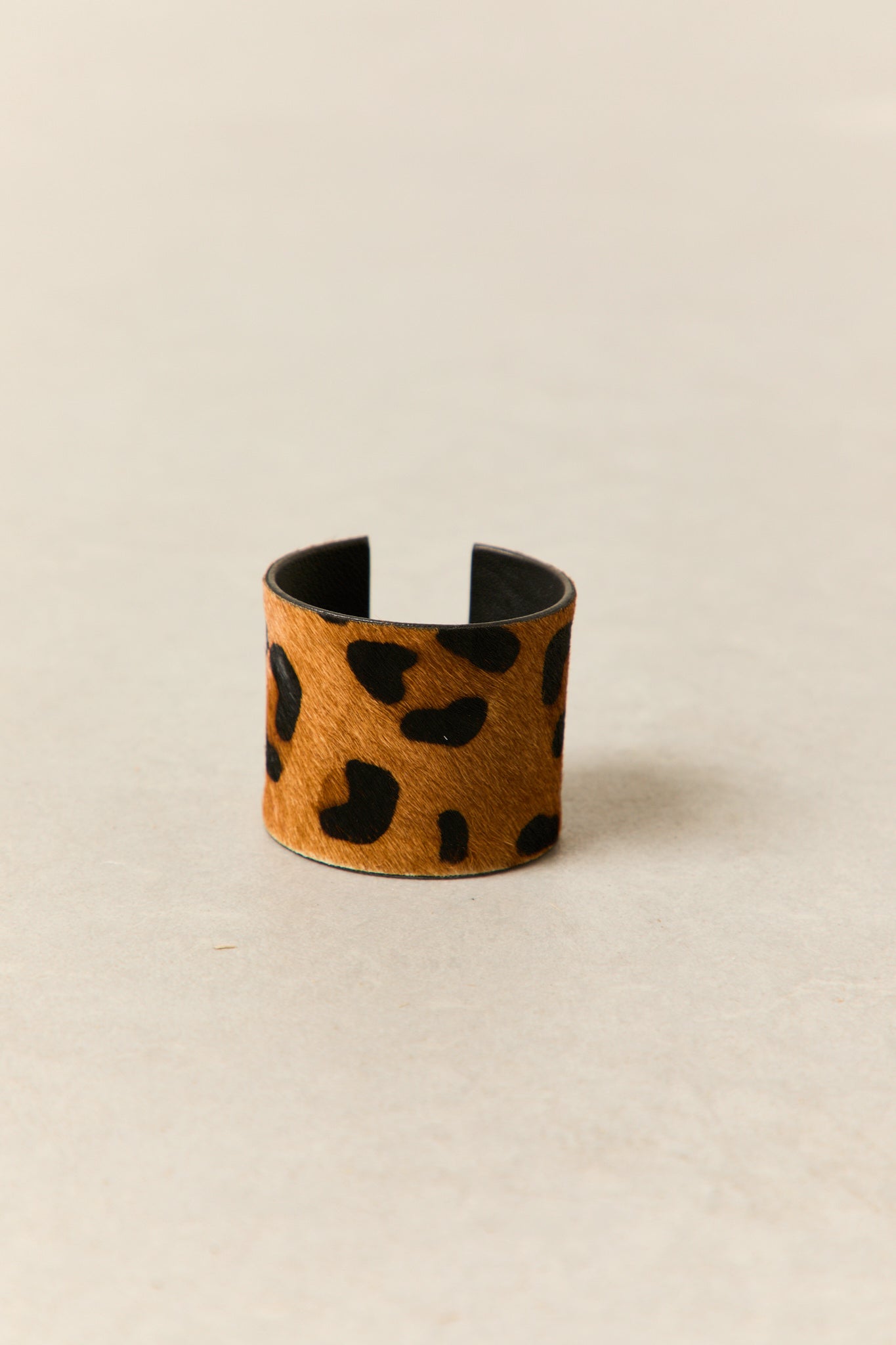 Brazalete étnico de piel print leopardo