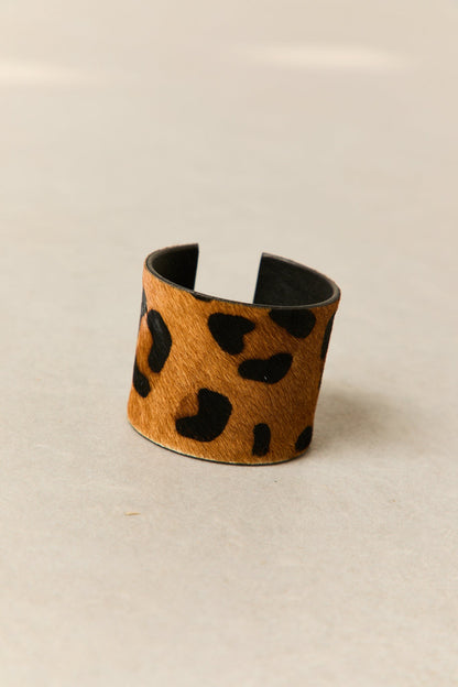 Brazalete étnico de piel print leopardo