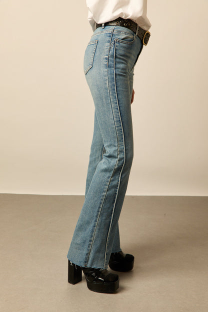 Jeans efecto lavado campana costura lateral