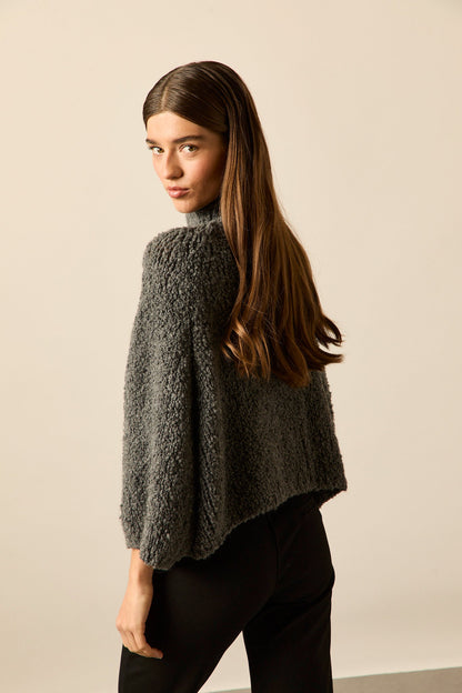 Jersey oversize cuello alto gris antracita